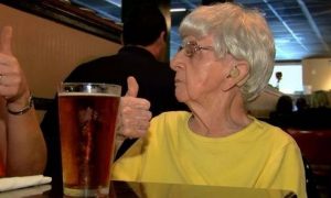 Cụ bà 106 tuổi chia sẻ bí quyết sống thọ là uống bia và nhậu cùng bạn