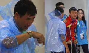 Lê Văn Xuân chống nạng lên nhận HCV SEA Games 31